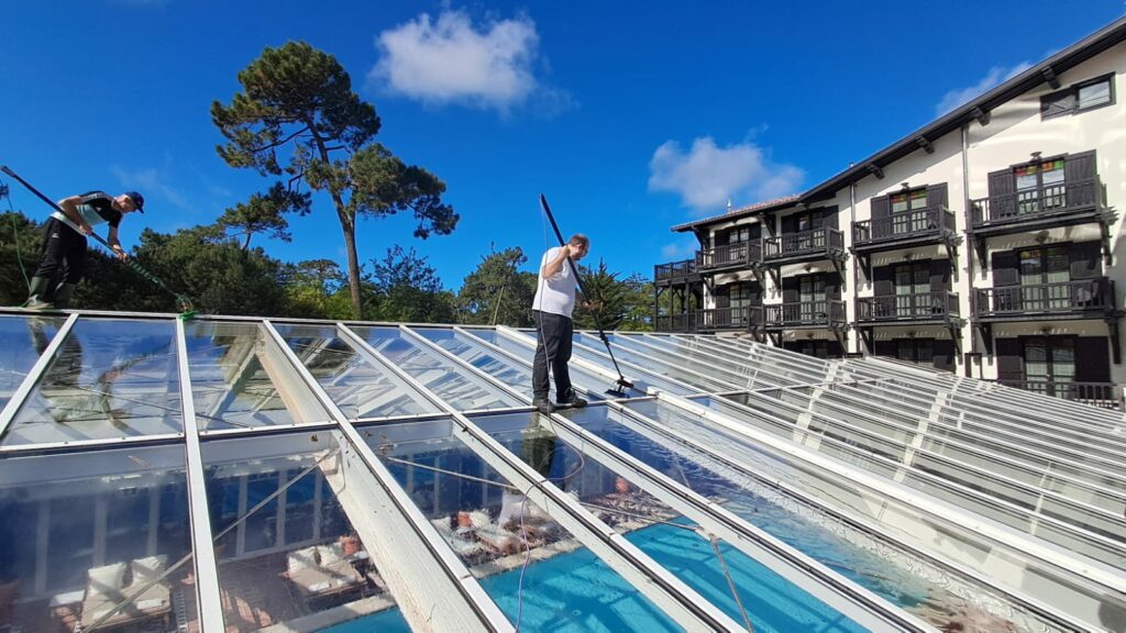 Nettoyage de la verrière de l'hôtel Haitza au Pyla - bassin nettoyage