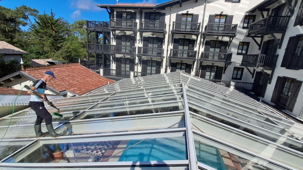 Nettoyage de la verrière de l'hôtel Haitza au Pyla - bassin nettoyage