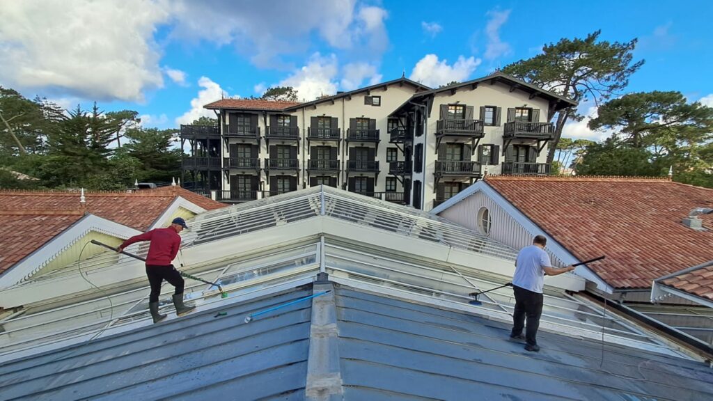 Nettoyage de la verrière de l'hôtel Haitza au Pyla - bassin nettoyage